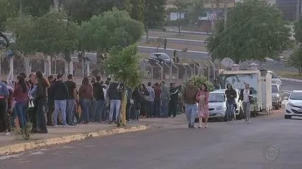 Desempregado pedala 20 km e passa 12 horas em fila para concorrer a emprego no interior de SP