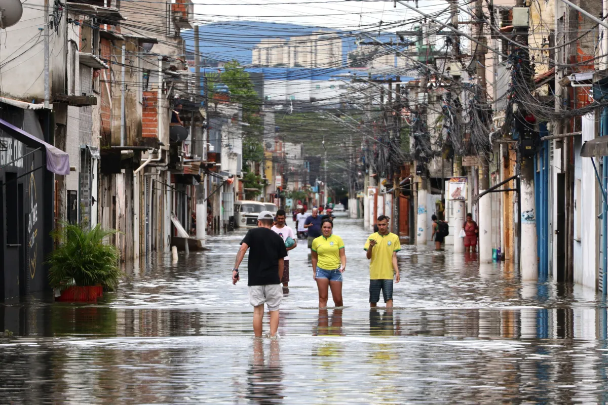 Temporal Devastador Provoca Desaparecimentos e Caos em SP, que Enfrenta Domingo Frio e Chuvoso