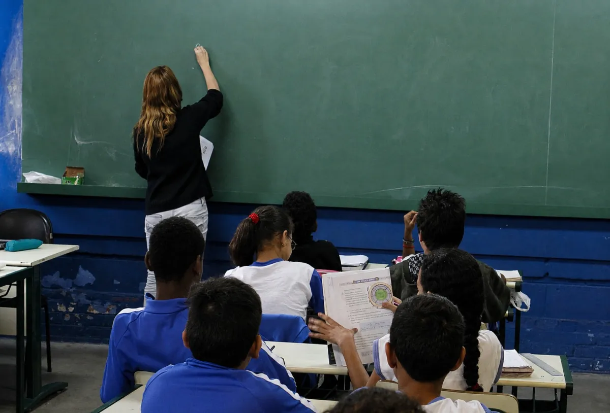 Raio-X da Educação: Brasil Mantém Estagnação e Fica na Retaguarda do Pisa 2025