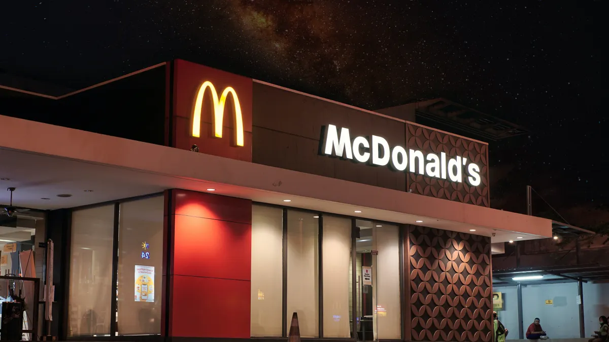McDonald's adota inteligência artificial para recomendar preços e gera pressão sobre franqueados nos EUA