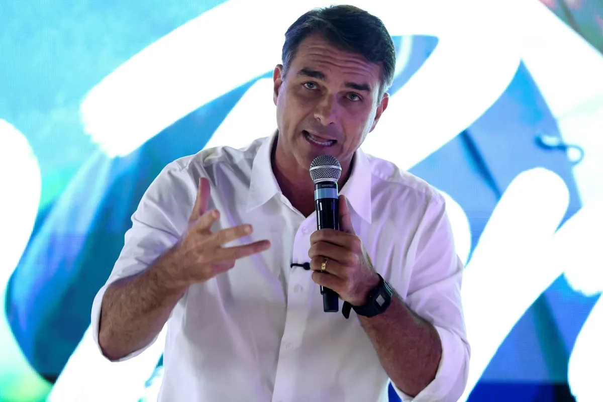 Flávio Bolsonaro acusa campanha adversária de disseminação em massa de inverdades